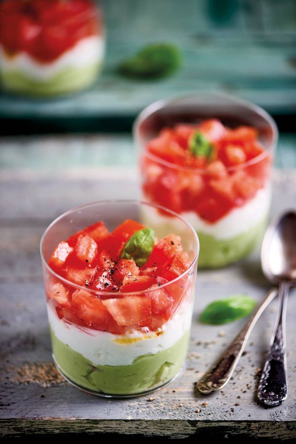 Bicchierini di feta, avocado e pomodoro