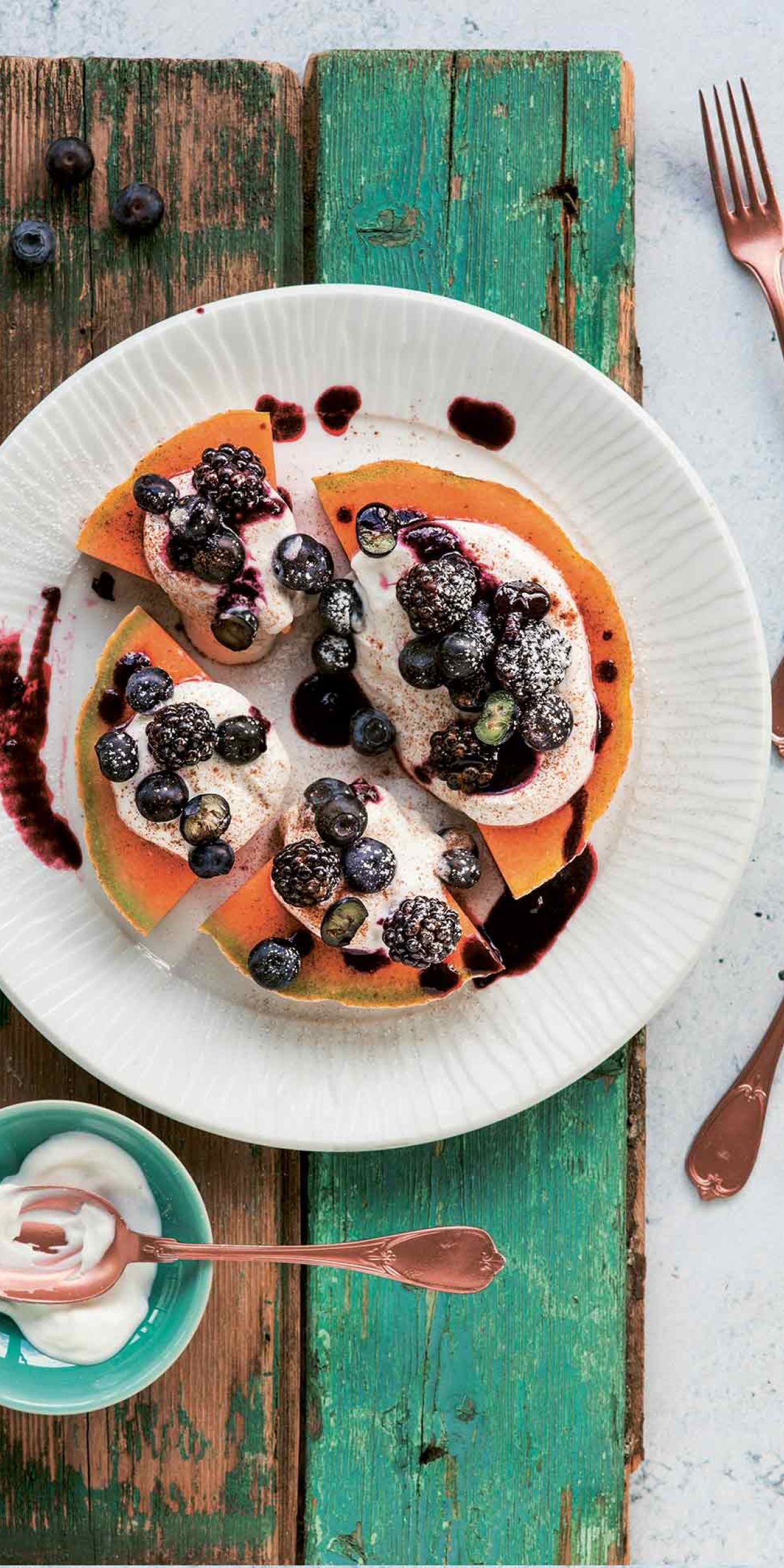 Carpaccio di melone, yogurt e frutti di bosco