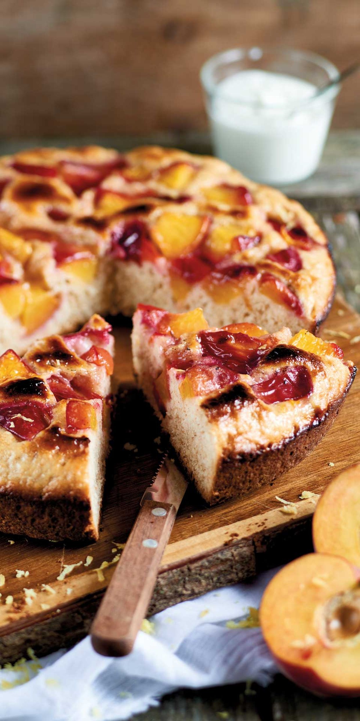 Focaccia allo yogurt con pesche, limone e vaniglia