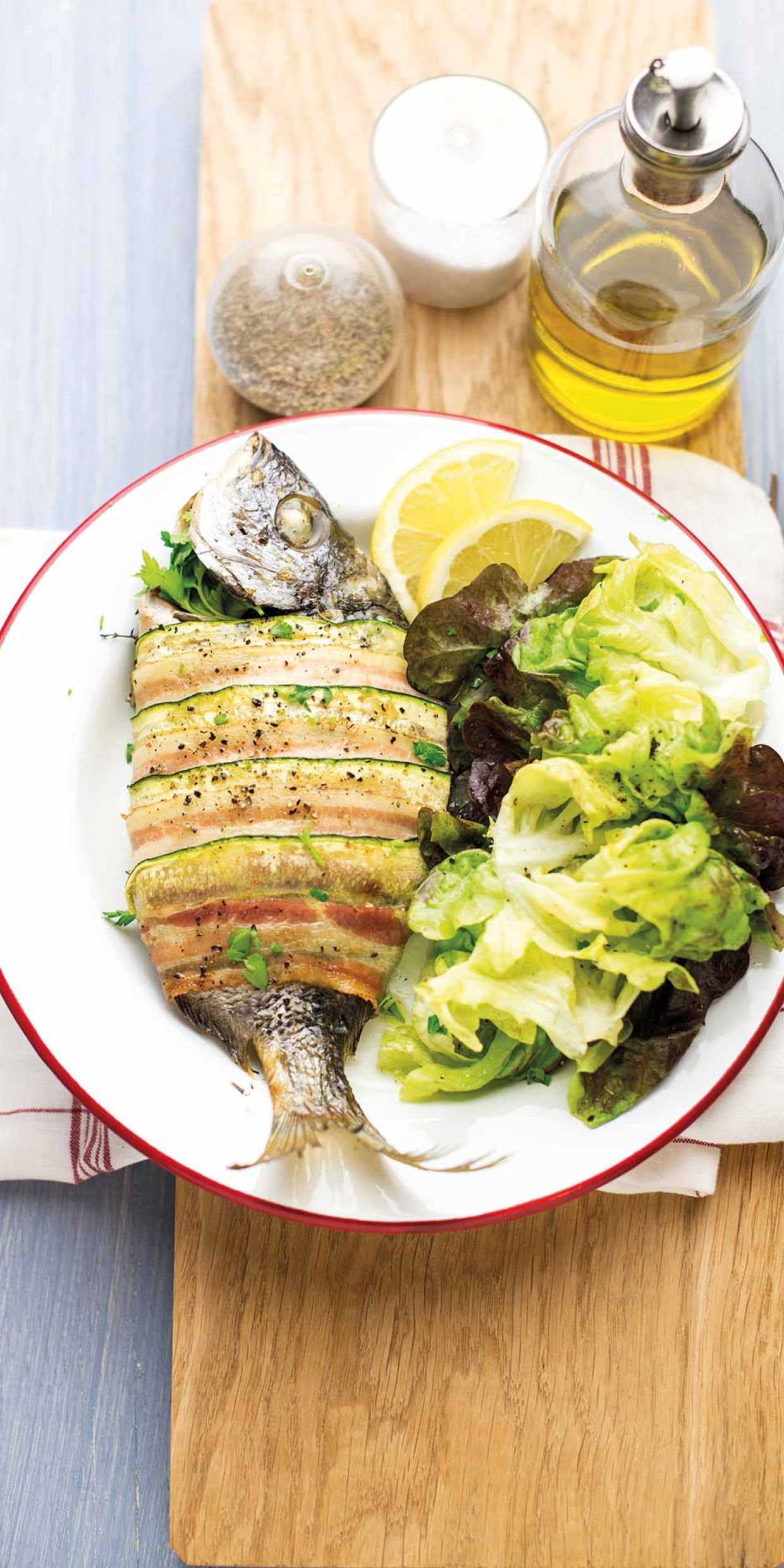 Sarago in crosta di zucchine e bacon con insalata alla senape