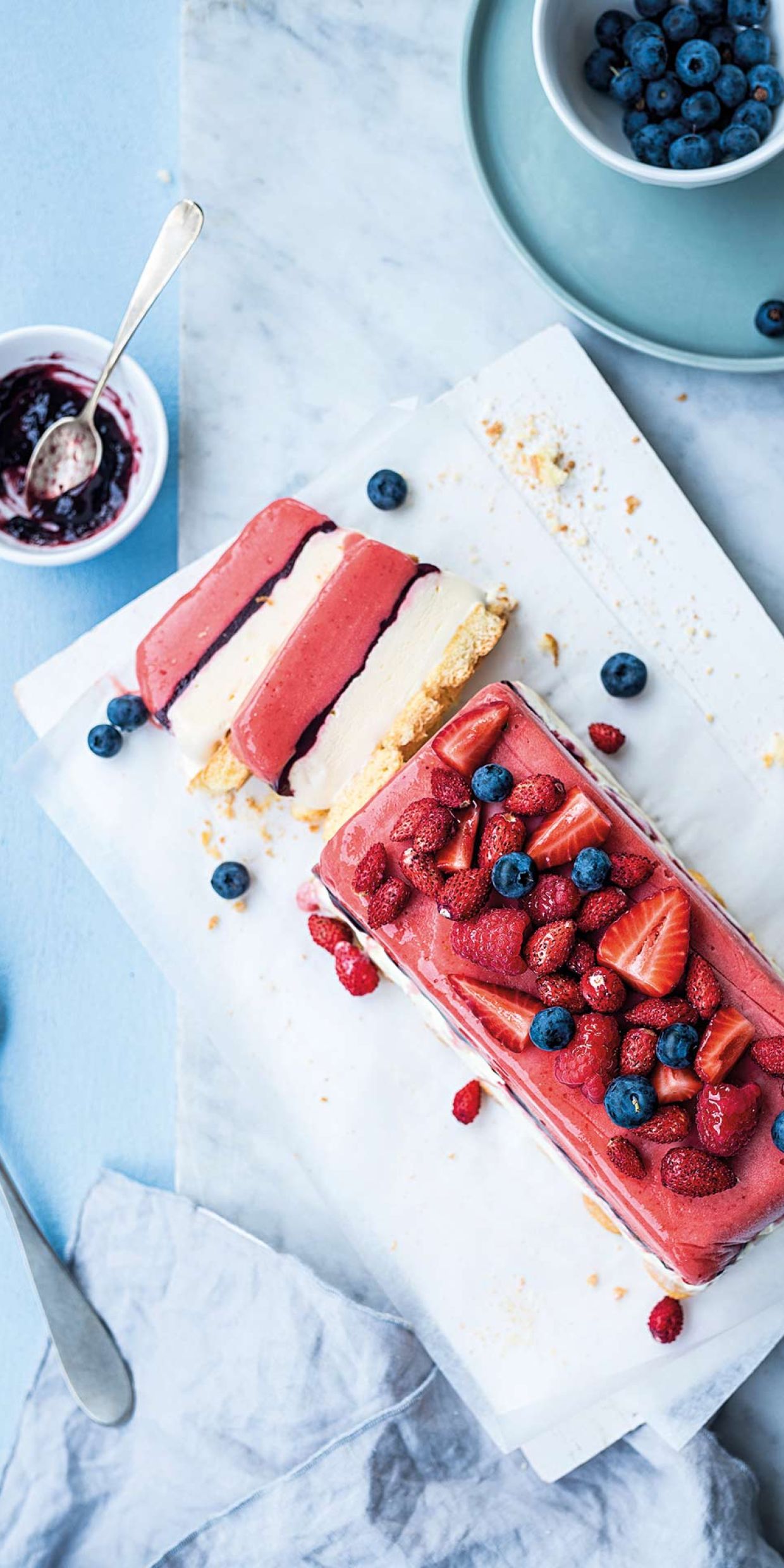 Semifreddo con sorbetto alla fragola e frutti di bosco