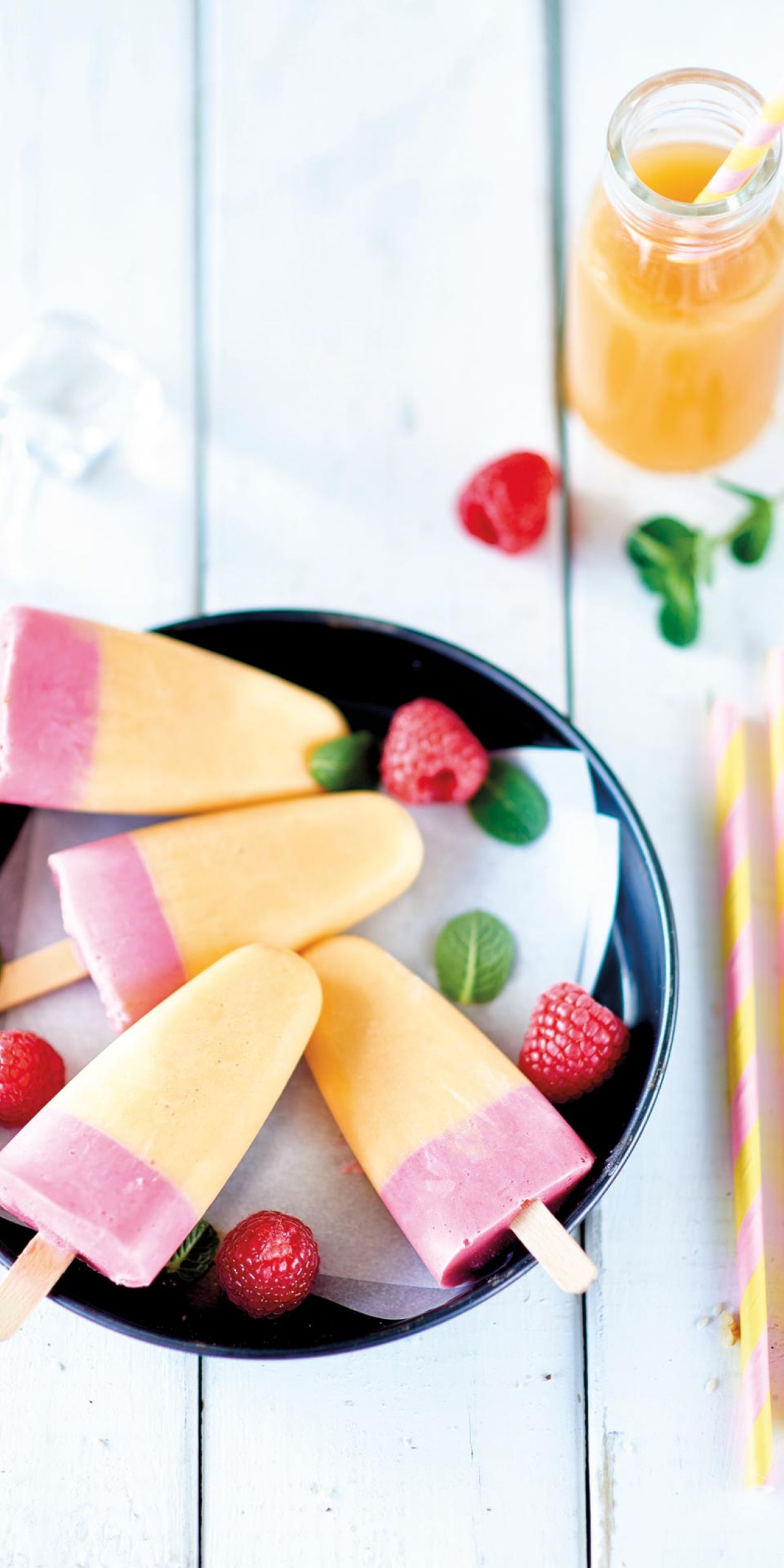Ghiaccioli bicolore allo yogurt lamponi e pesche