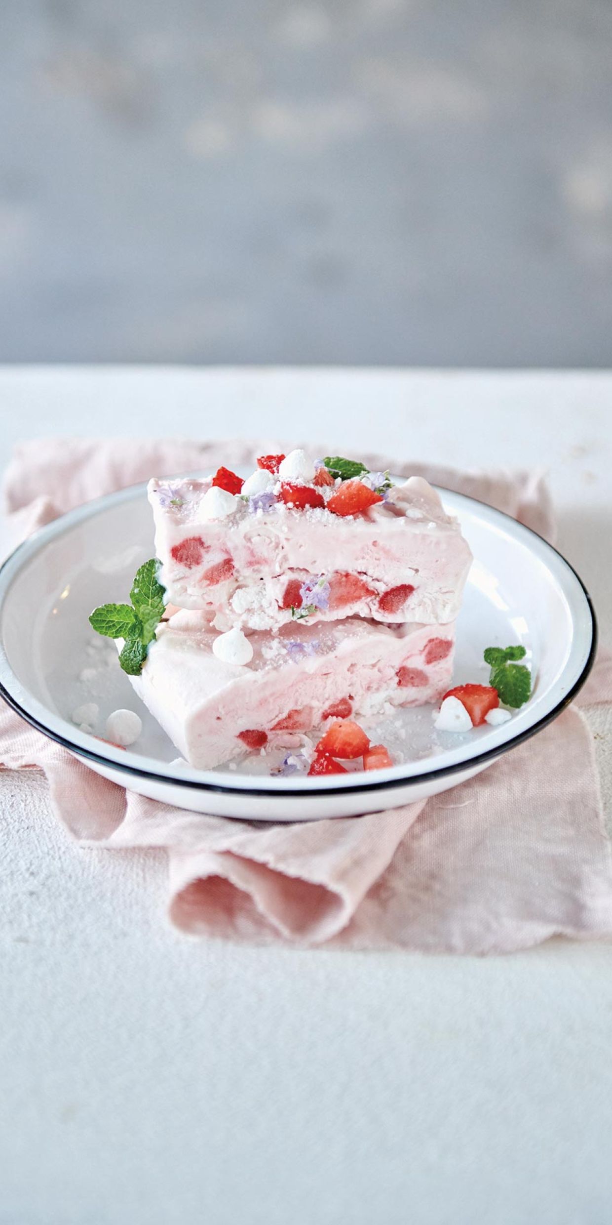 Semifreddo meringato alle fragole