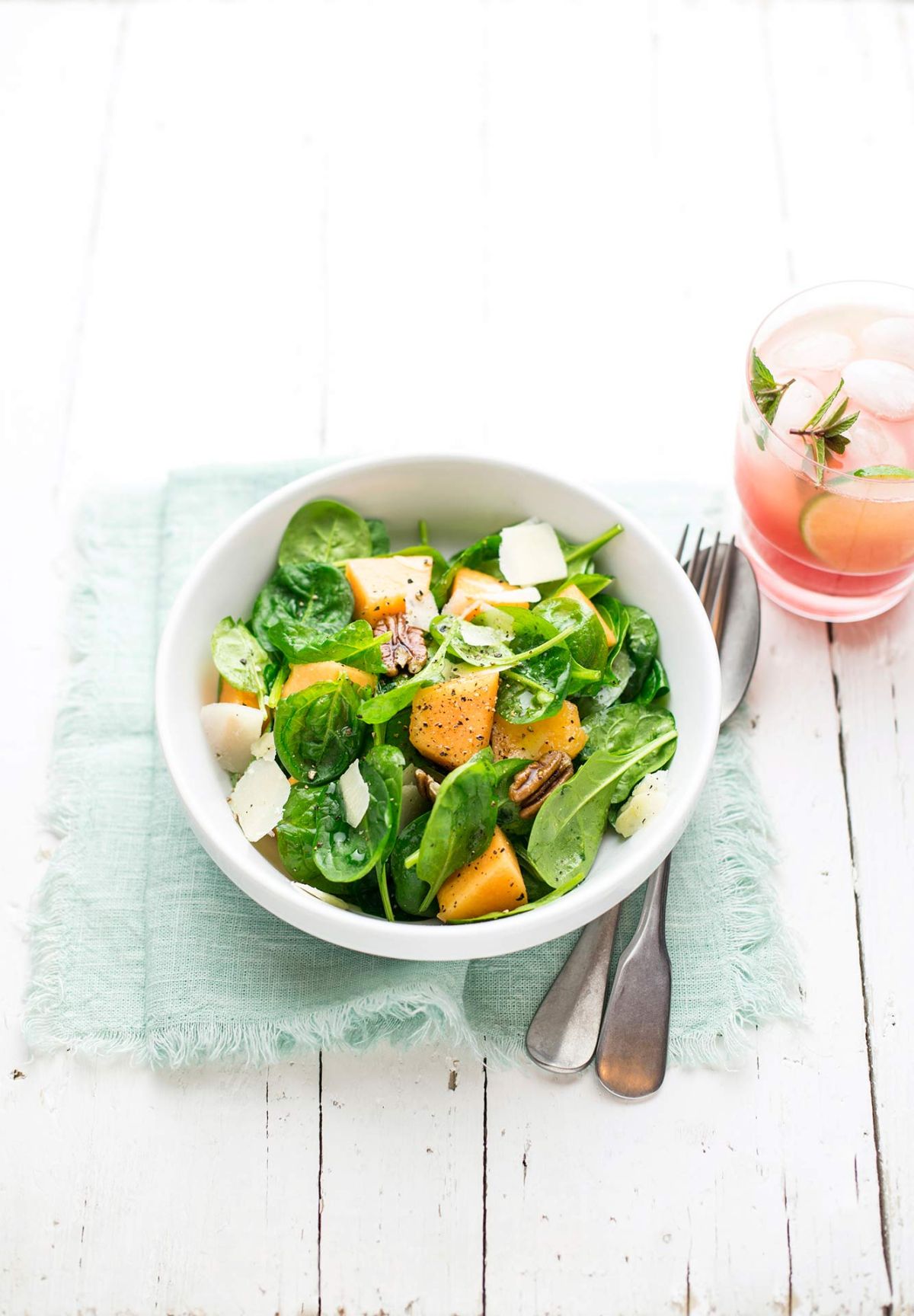 Insalata di spinacino, melone, parmigiano e noci