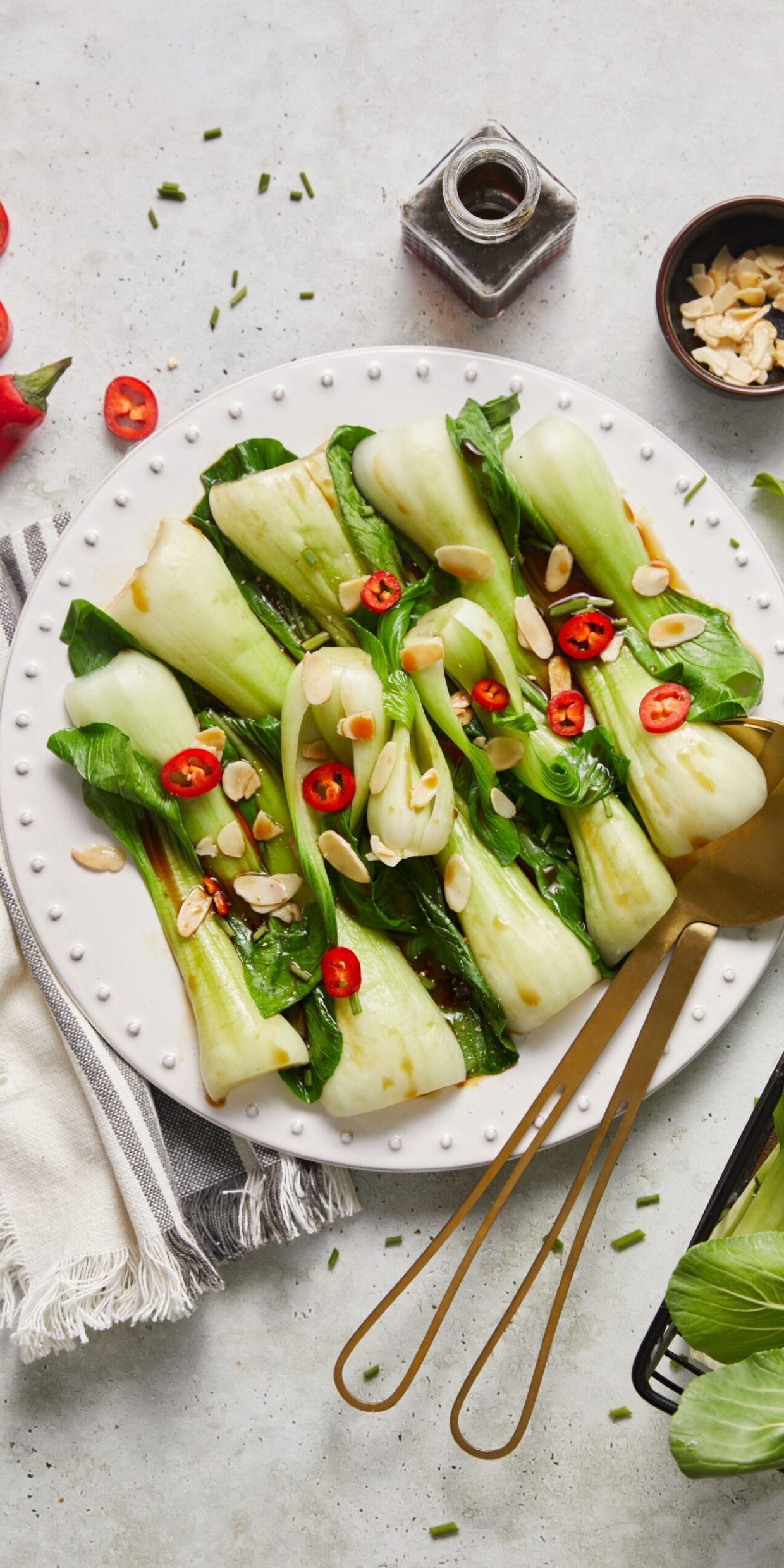 Insalata di cavolo cinese, mandorle, peperoncino e salsa teryaki