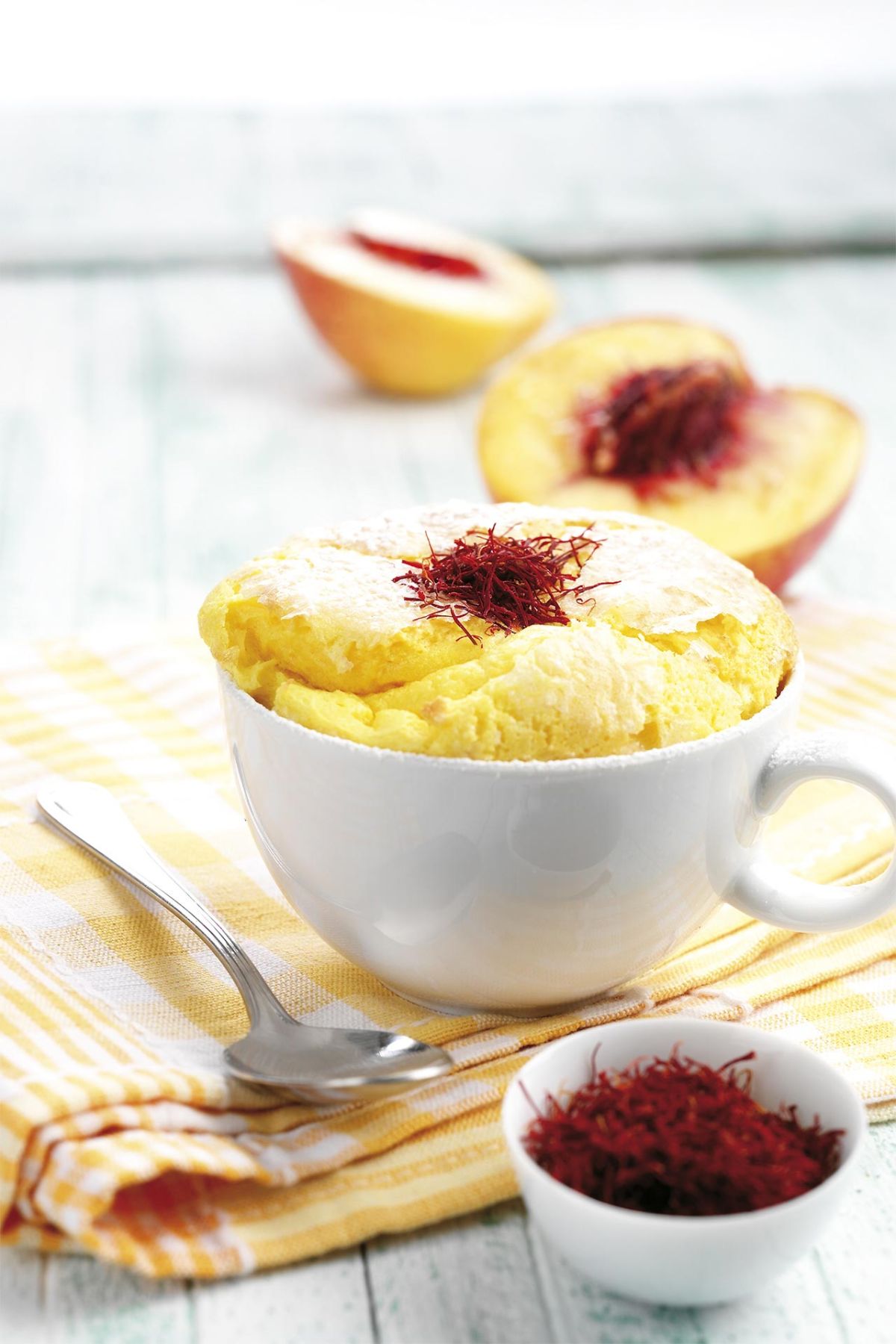 Soufflé alla vaniglia su pesche allo zafferano