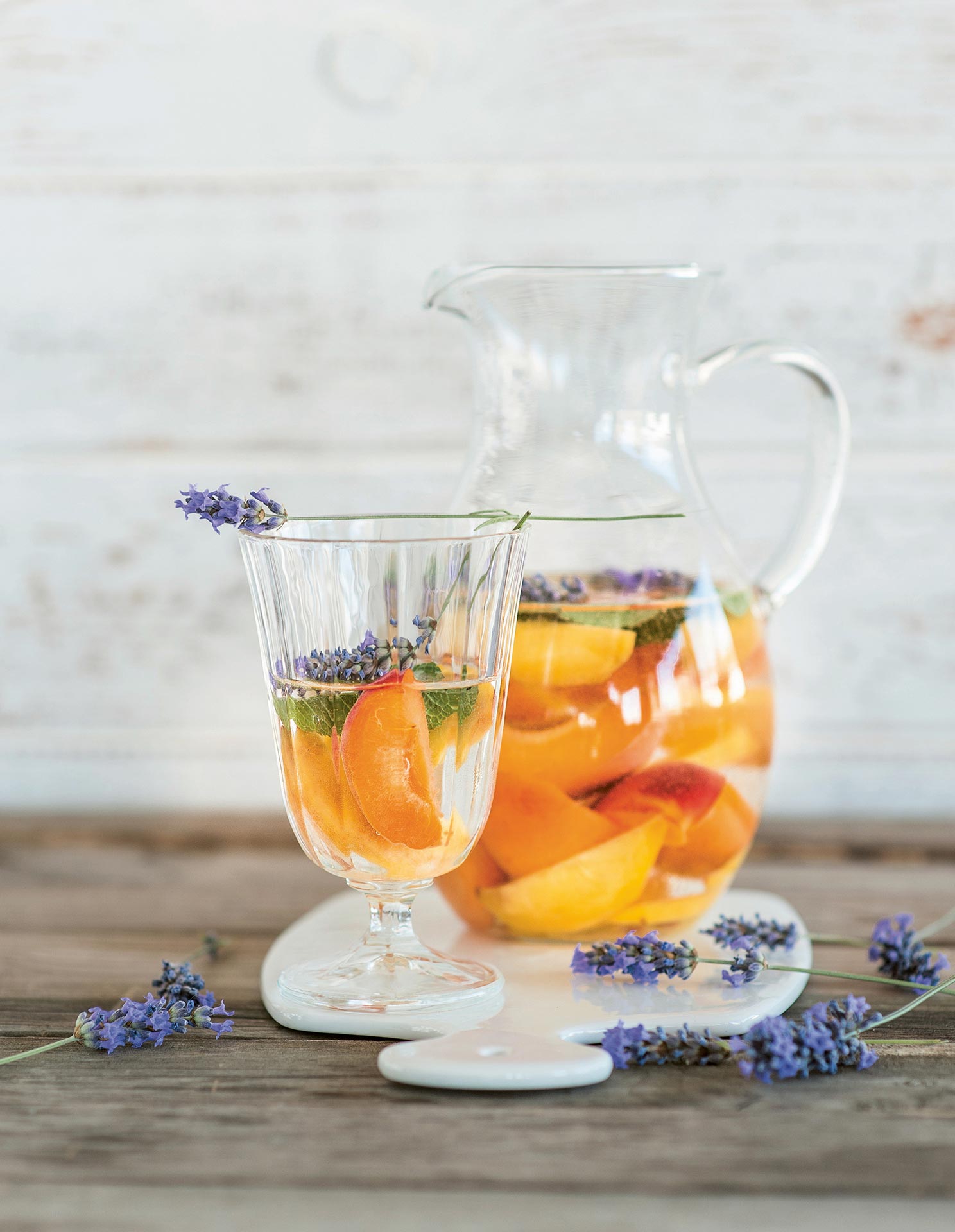 Acqua detox ai frutti gialli e melissa