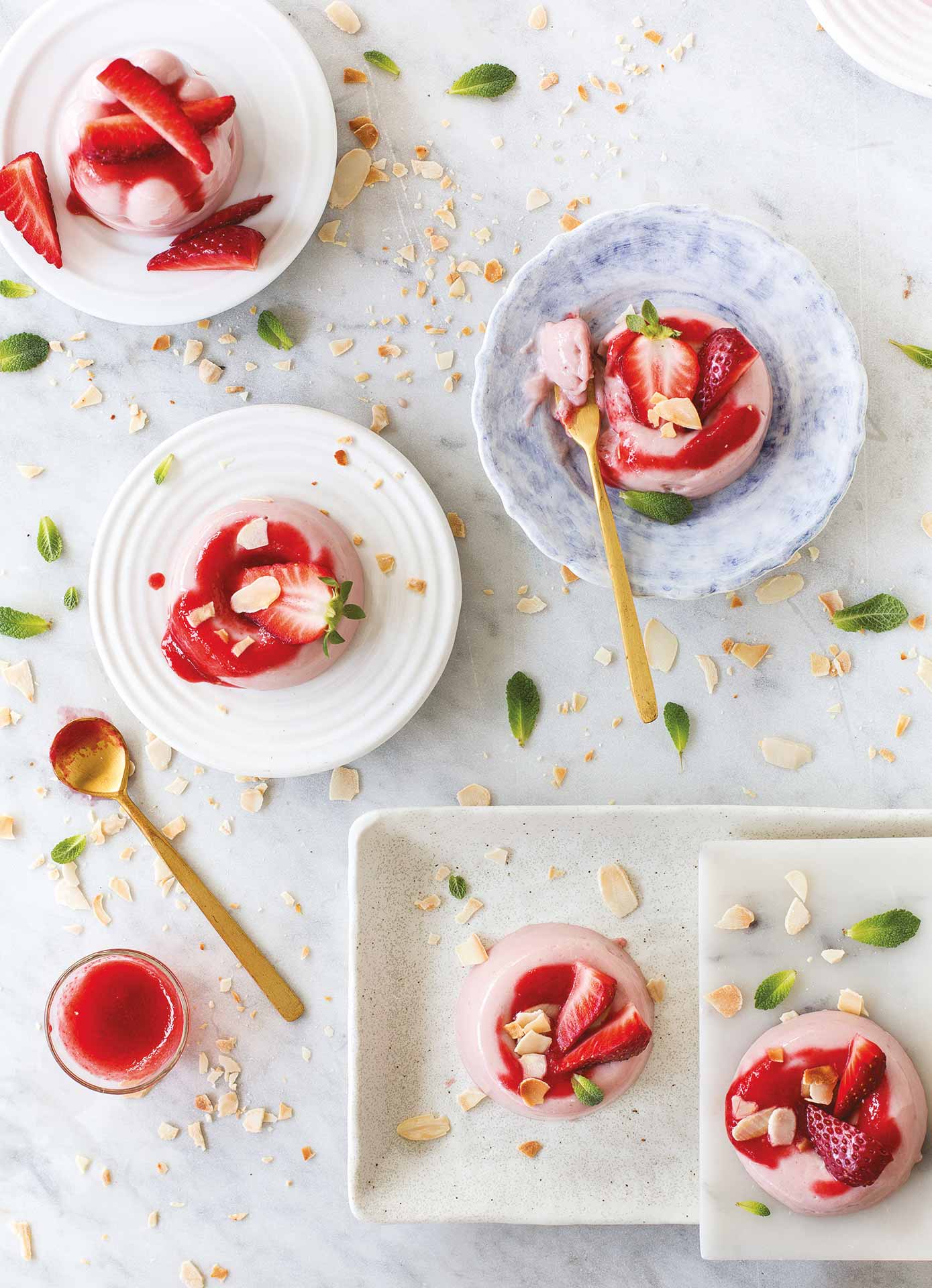 Bavarese alle fragole con latte di mandorle