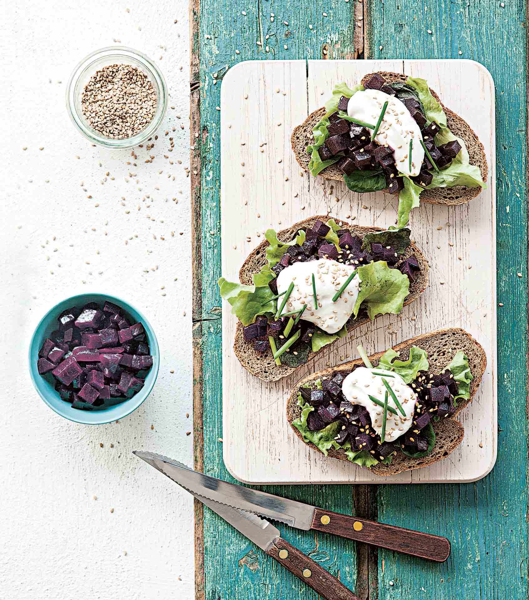 Bruschette con barbabietola, lattughino e yogurt