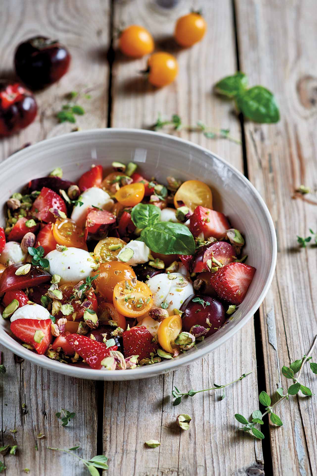 Caprese di mozzarelline, pomodori e fragole