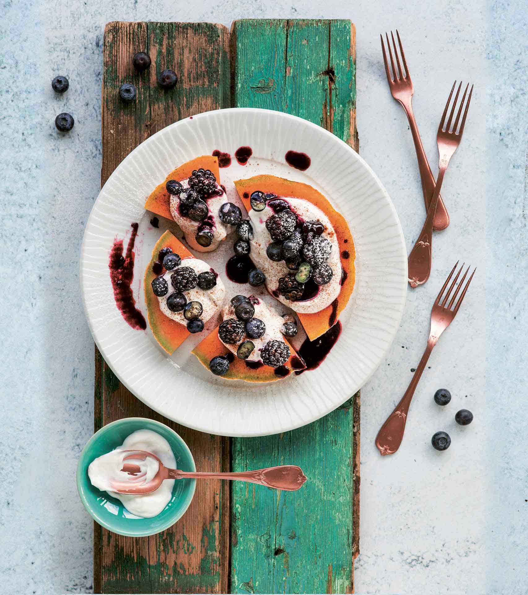Carpaccio di melone, yogurt e frutti di bosco