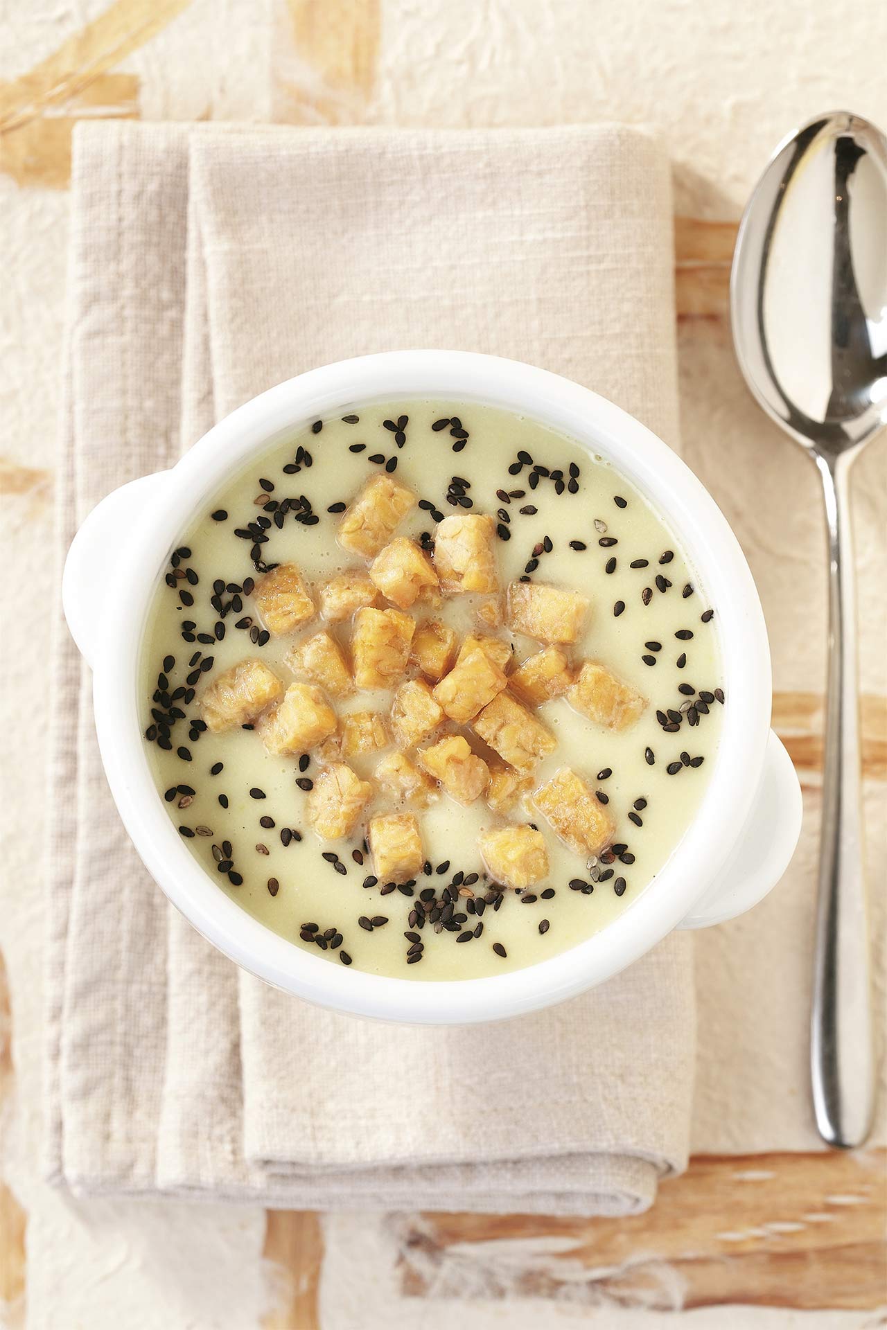 Crema di cavolo rapa con tempeh