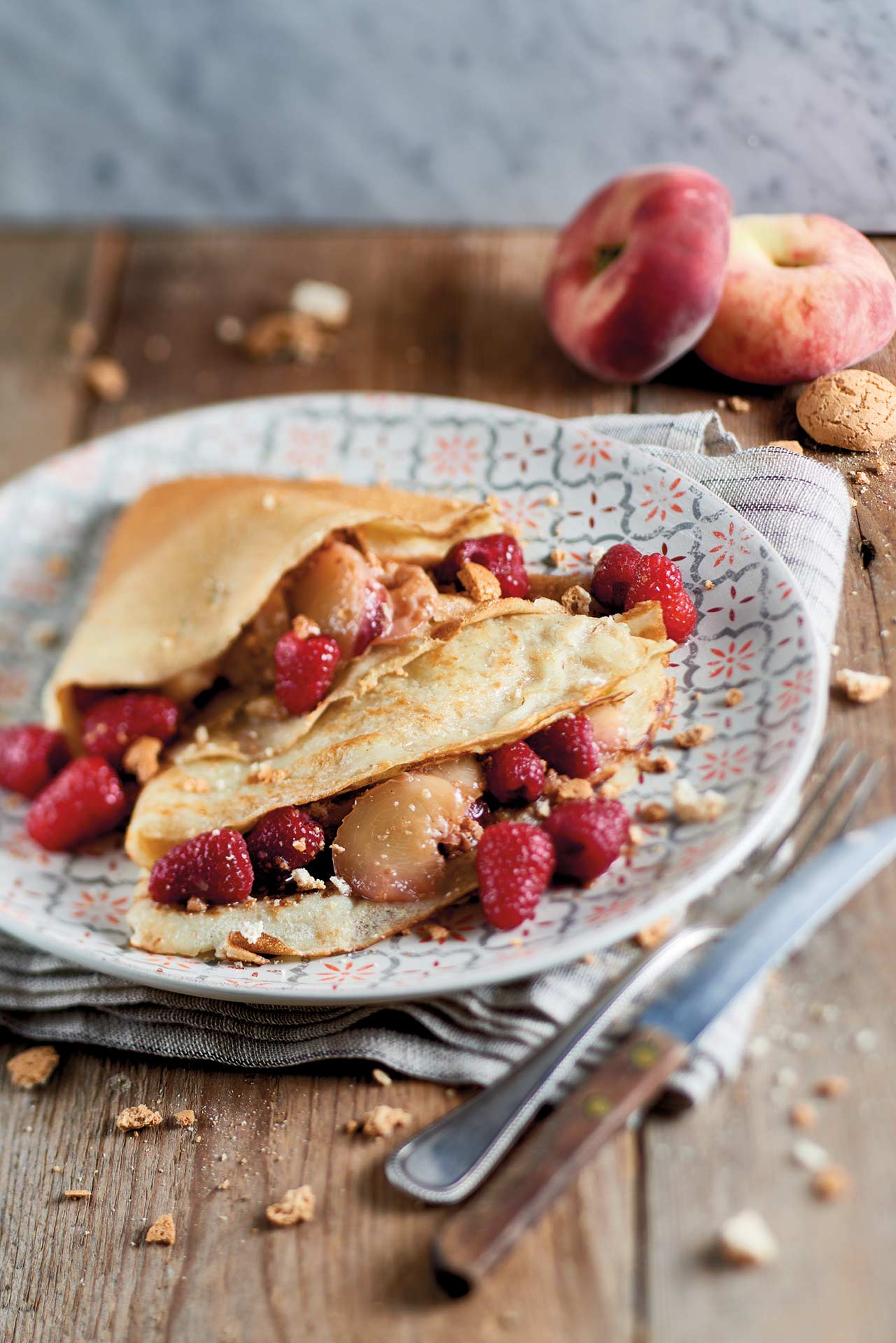 Crêpes di riso con pesche, amaretti e lamponi