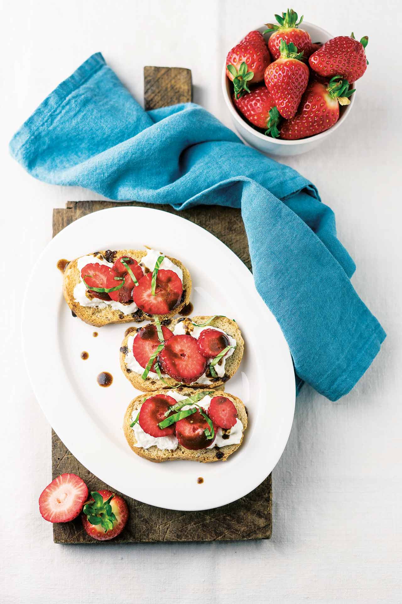 Crostoni con fragole e stracciatella