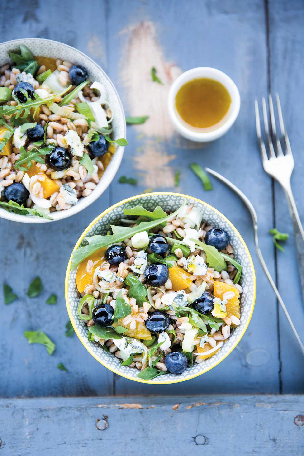 Insalata di farro con cipollotti, mirtilli, pesche e formaggio