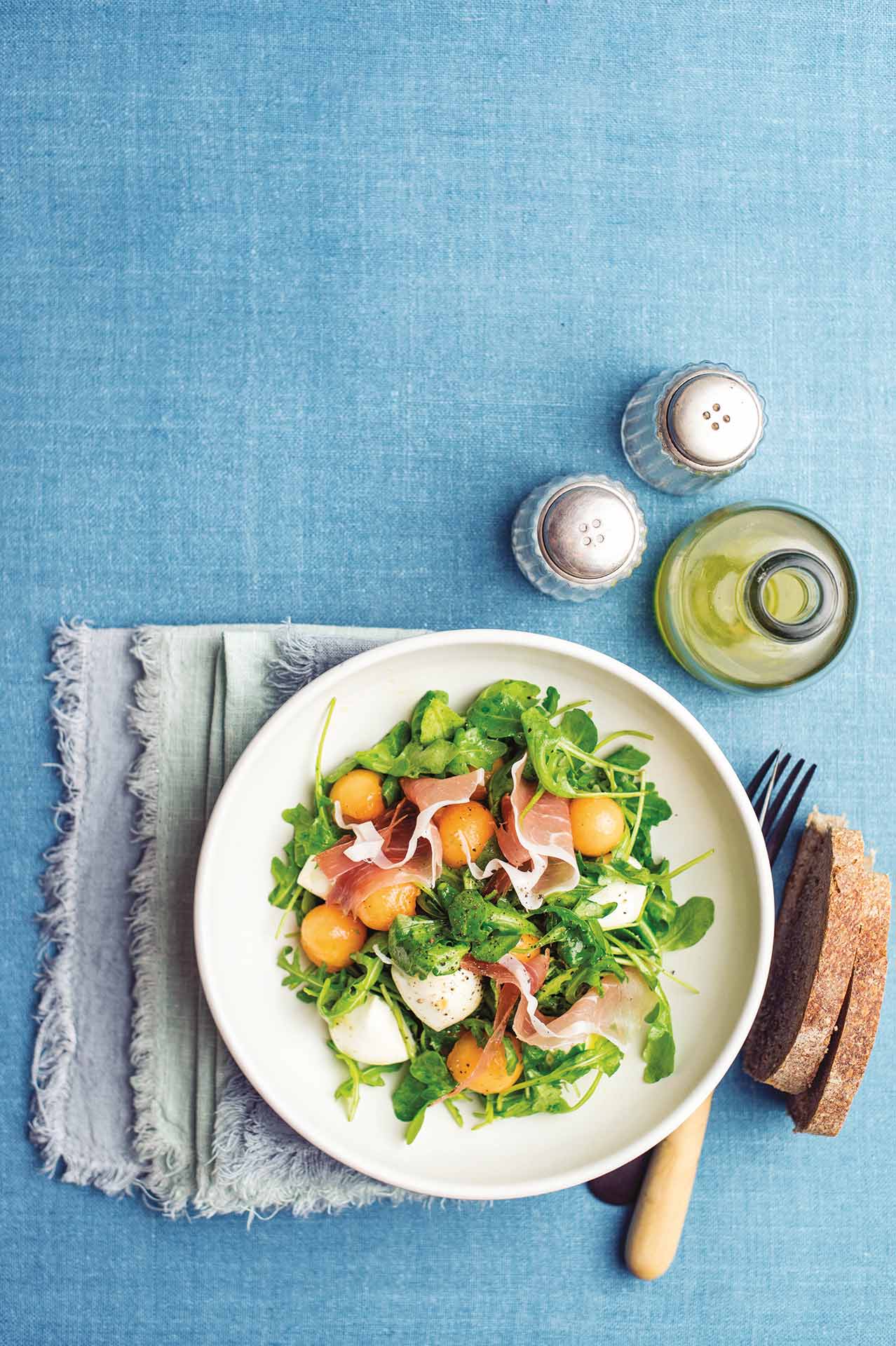 Insalata di rucola, melone, mozzarelline e speck