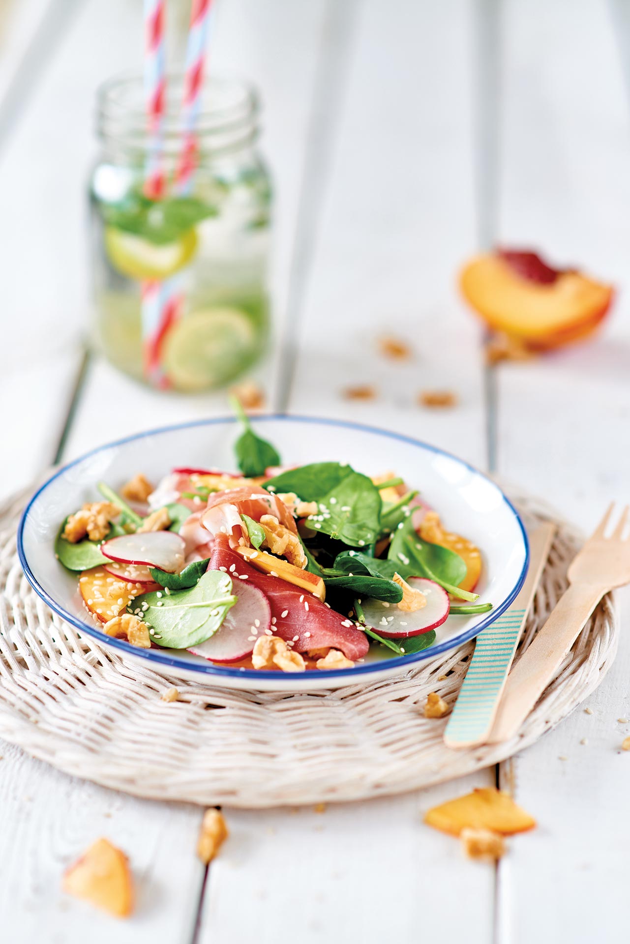 Insalata di spinacini, pesche, ravanelli, prosciutto e noci