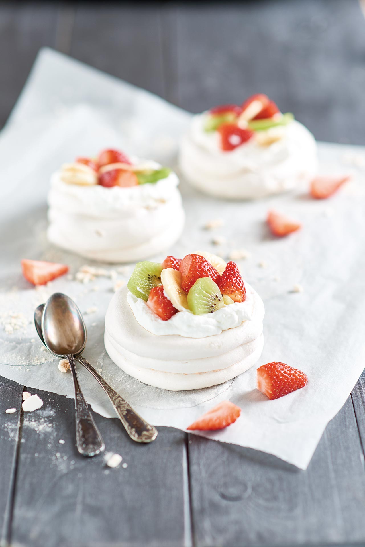 Mini pavlova con fragole, kiwi e banane