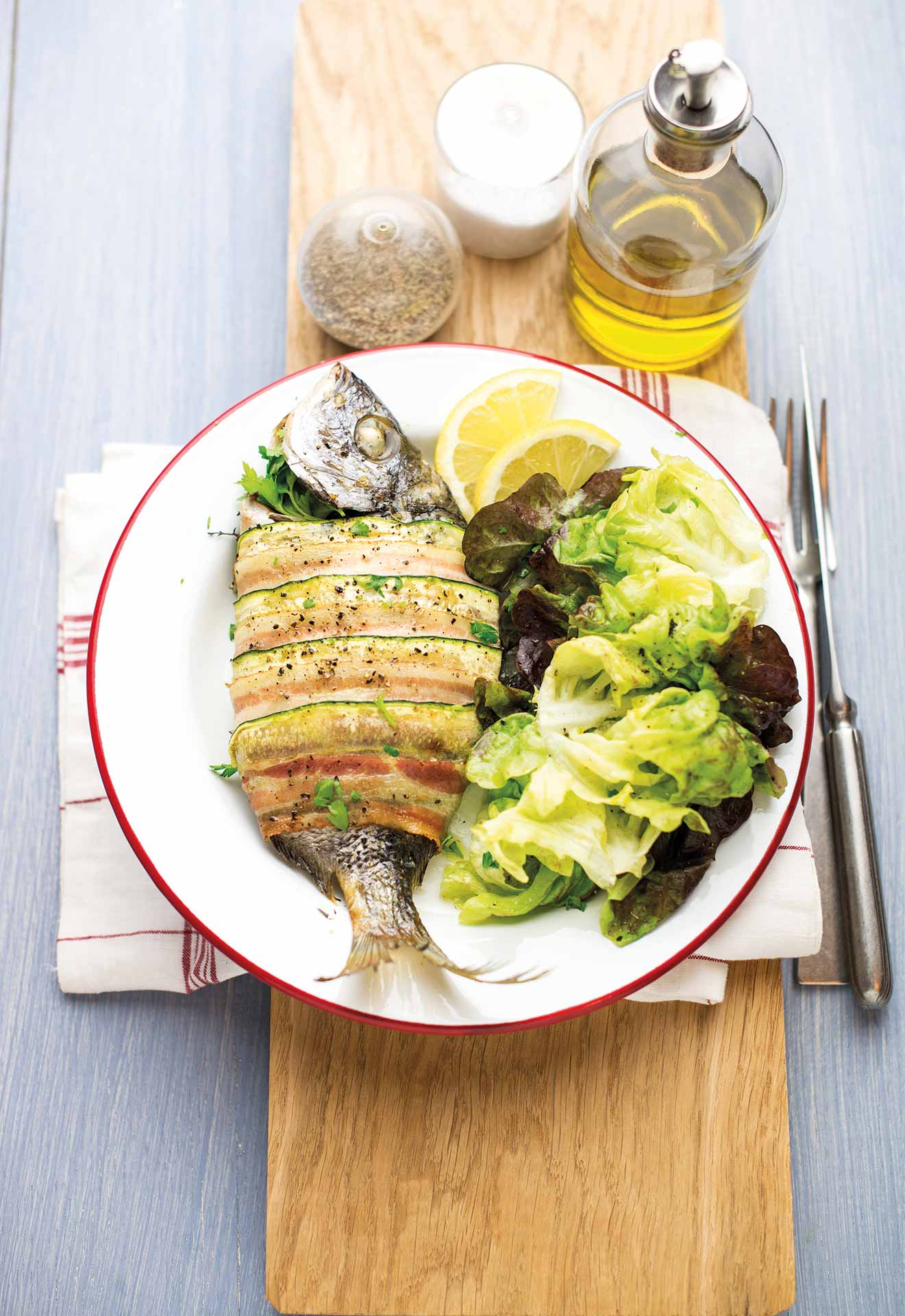 Sarago in crosta di zucchine e bacon con insalata alla senape