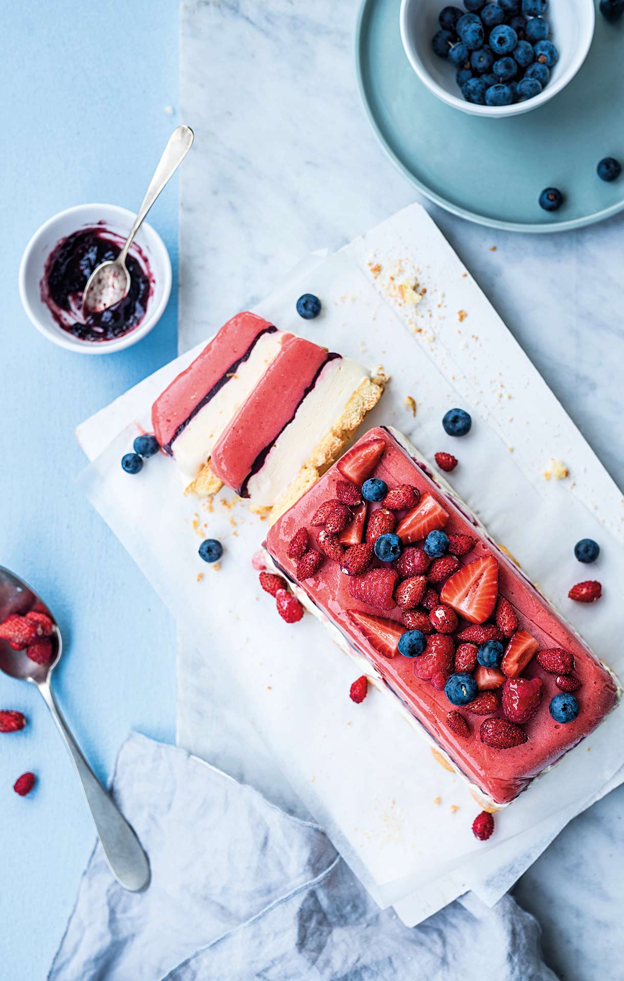 Semifreddo con sorbetto alla fragola e frutti di bosco
