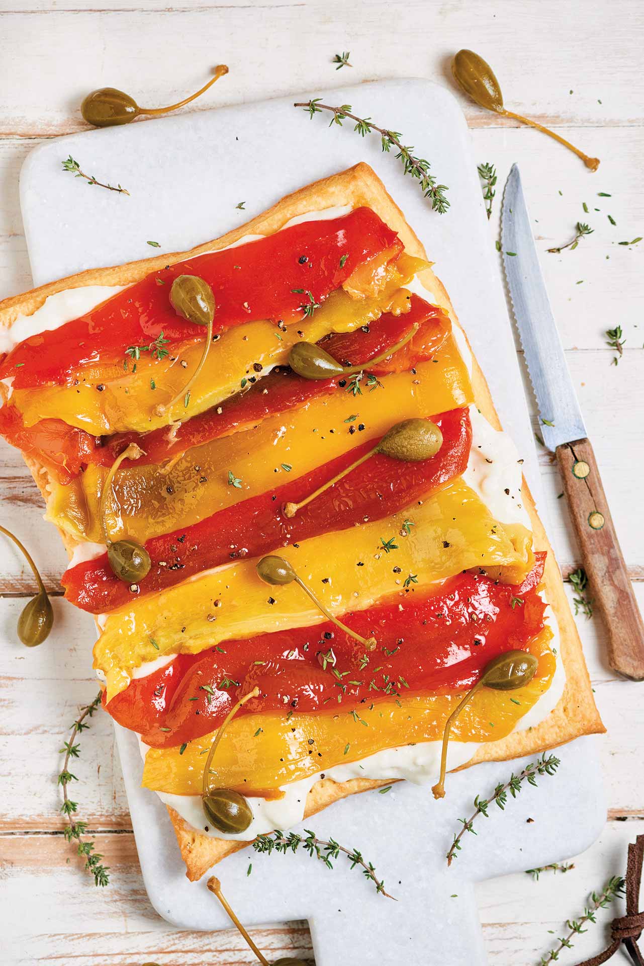 Torta salata ai peperoni, formaggio di capra e capperi