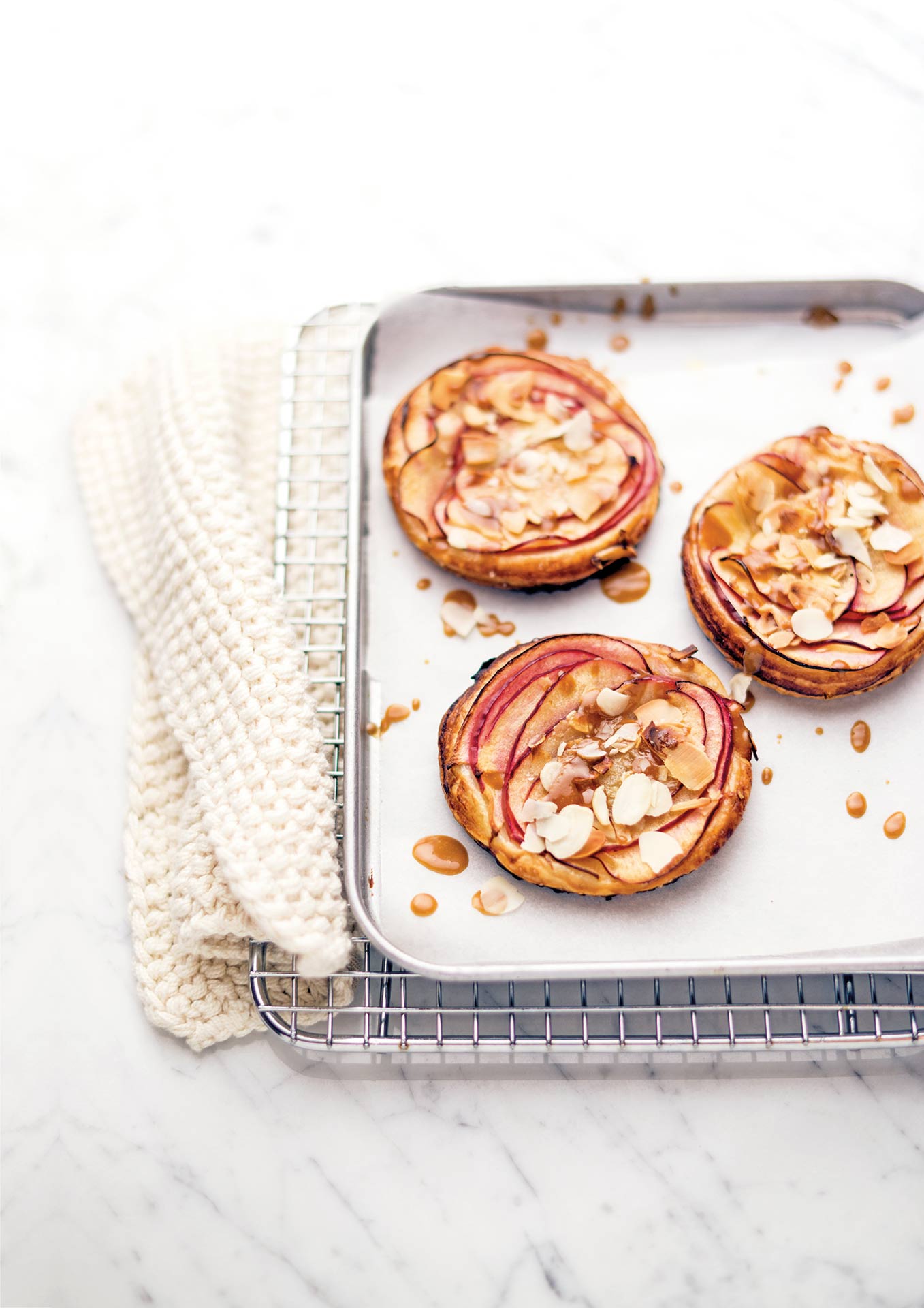 Tartellette con mele e caramello salato