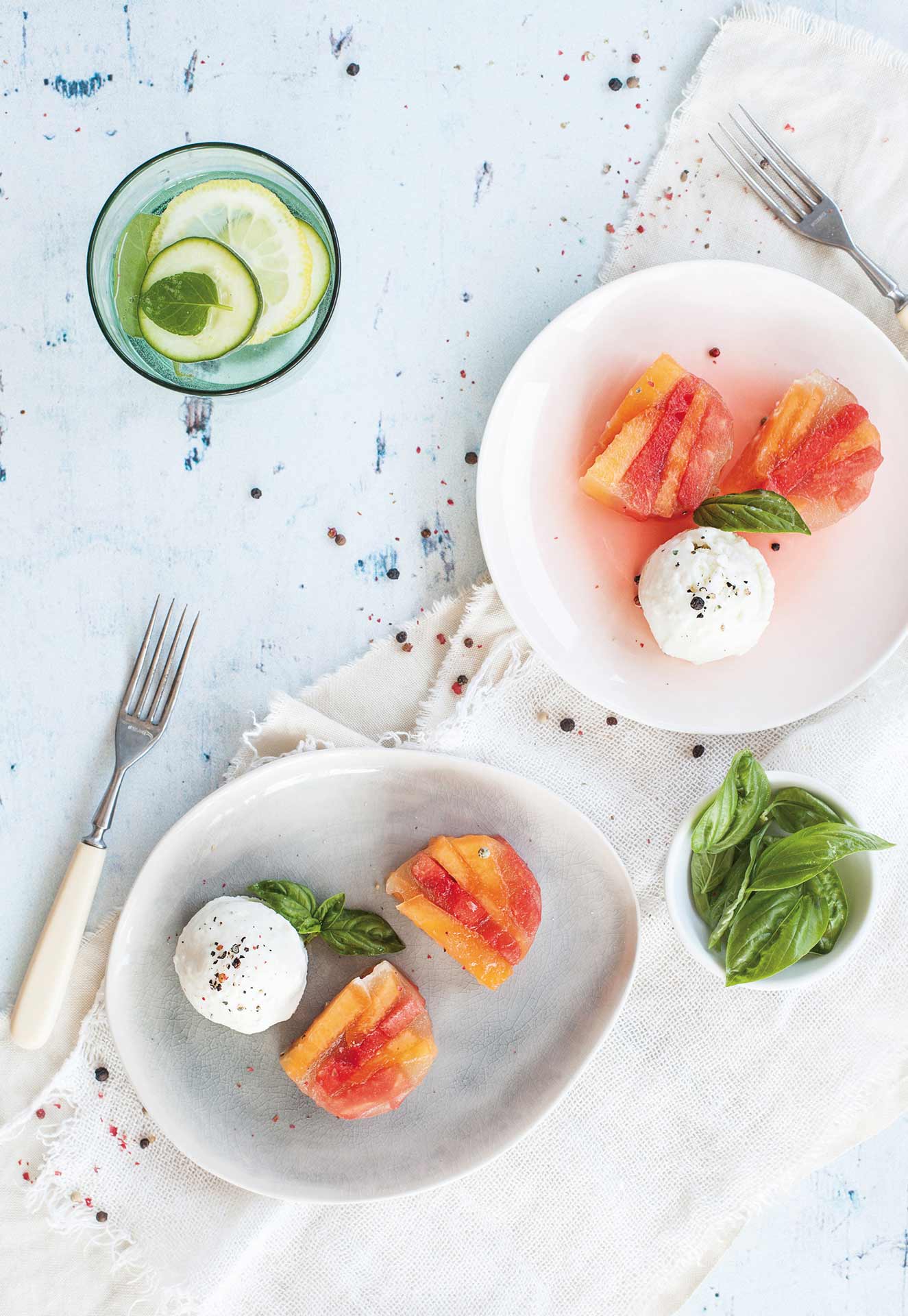 Terrina di cocomero e melone con gelato di mozzarella e basilico