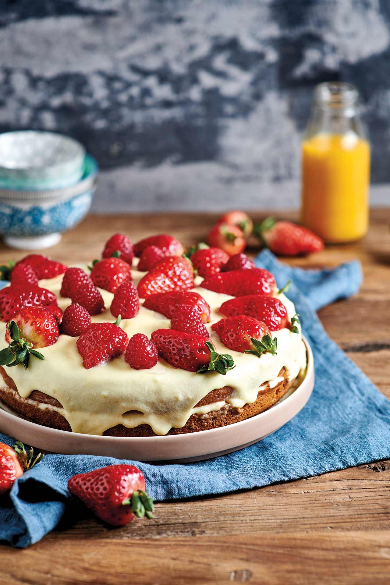 Torta con chantilly, fragole e lamponi