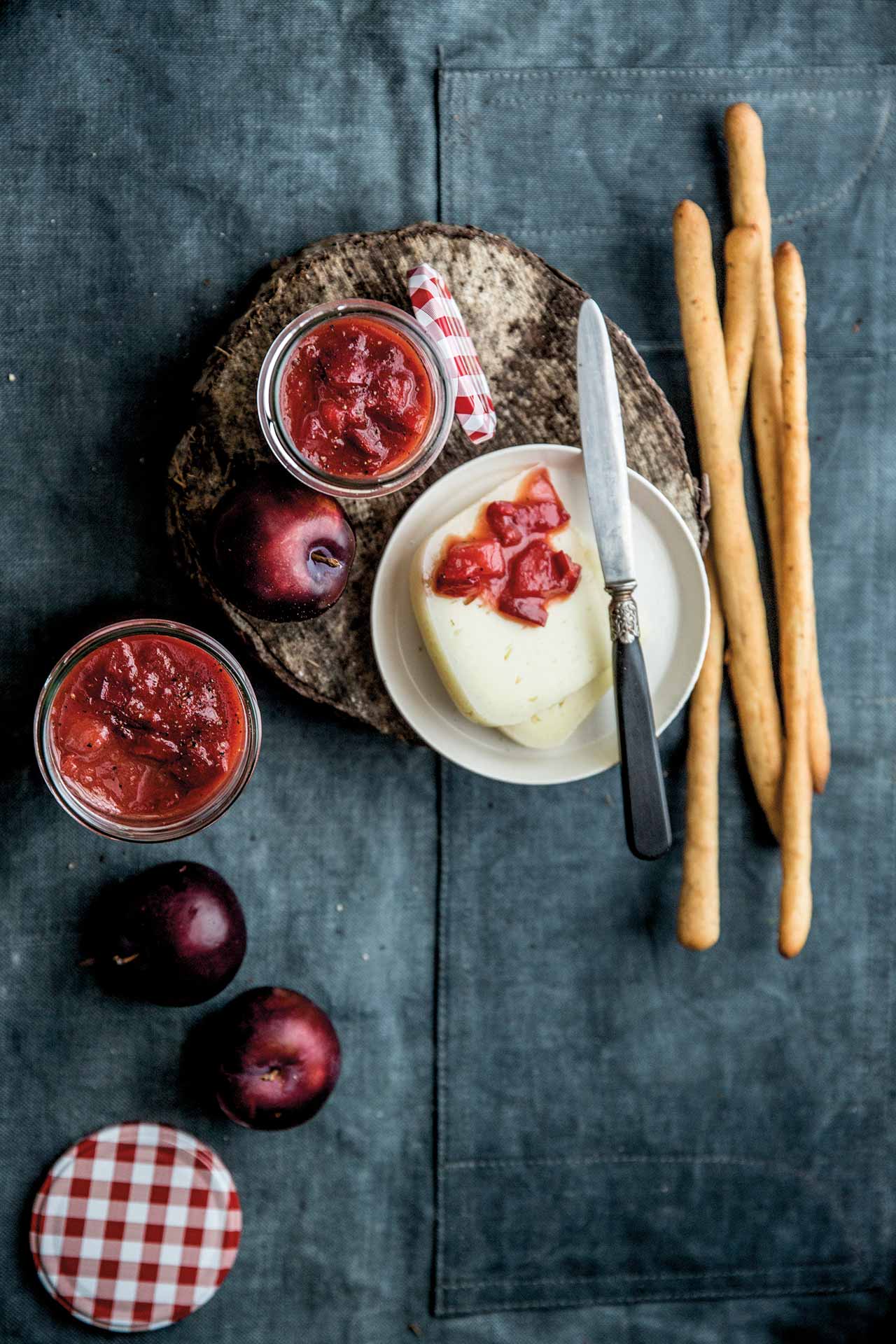Salsa agrodolce di susine, peperoni rossi e mele